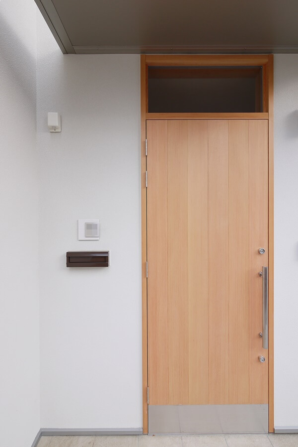 木製建具の玄関ドア