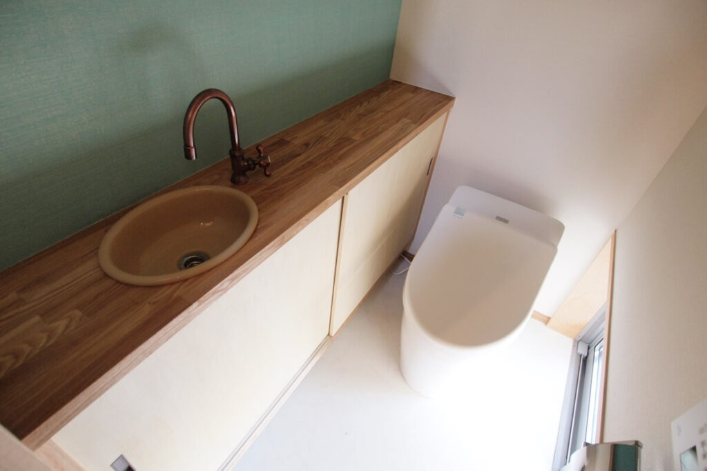 アクセントカラーの壁でインテリアを楽しむトイレ みゆう設計室