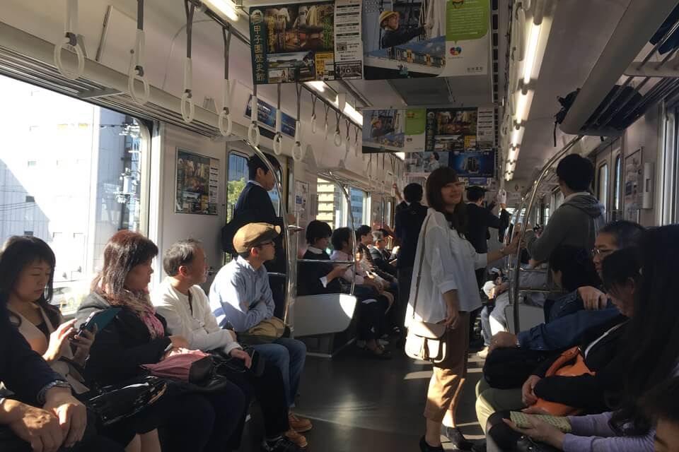 阪神電車車内で撮影しました