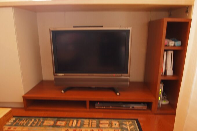 リビングのカウンター下にテレビ台を置ける家具を設置