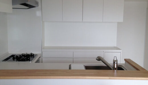 白いシンプルなデザインで、見た目以上に家事ラクのキッチン背面収納