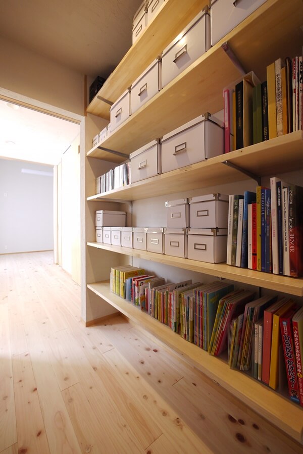背面の本棚は可動棚に。大人では取りにくい下部にはお子さんの本を置かれています。