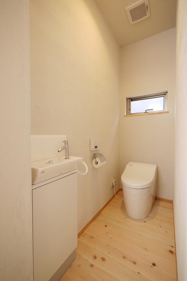シンプルな個室フロアのトイレ