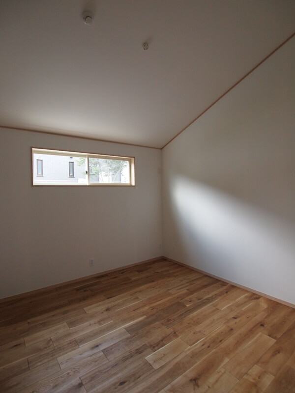 勾配天井のシンプルな寝室