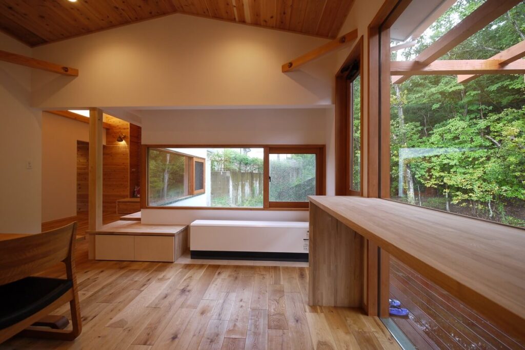 出窓は木製窓。森の風景が暮らしの一部に。
