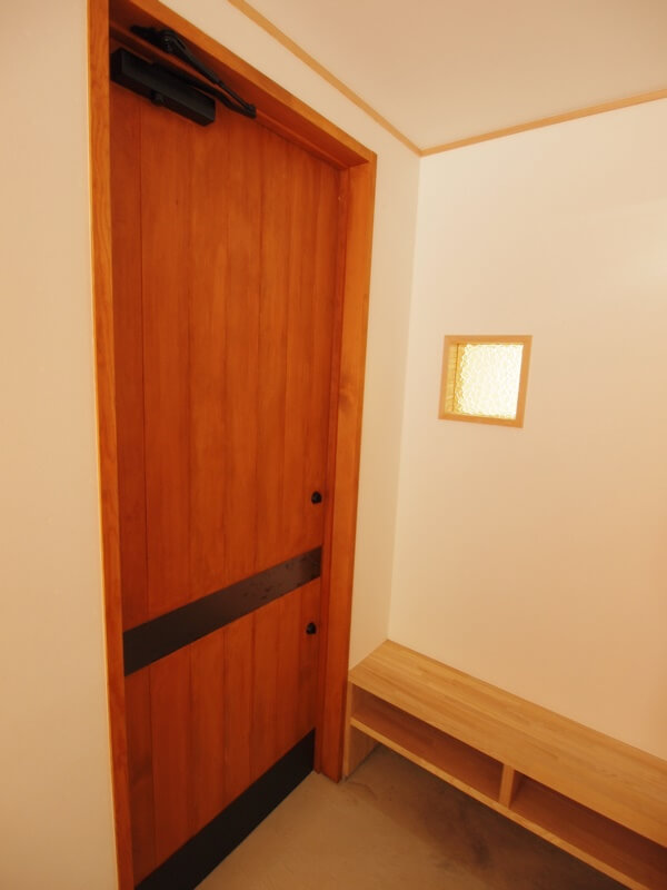 玄関ドアの押し板は黒皮鉄で制作