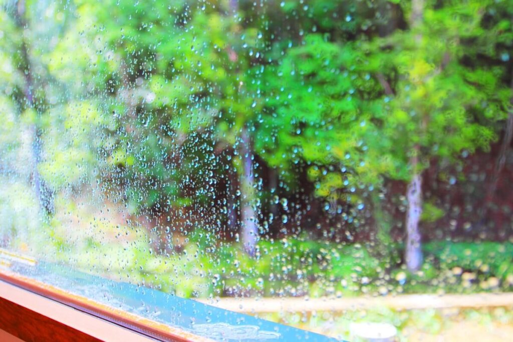 窓から見える雨の日