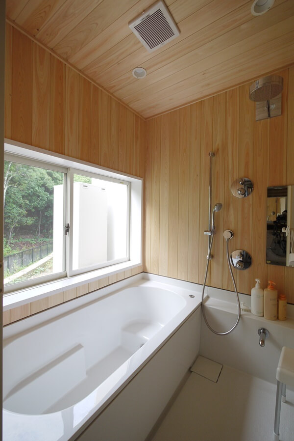 桧の板張とした浴室