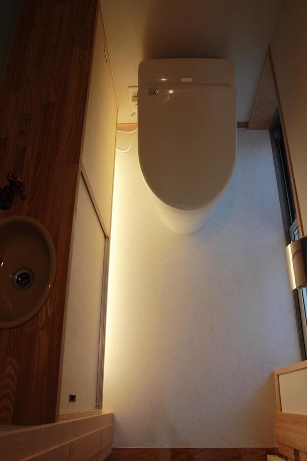 １階のトイレは地窓、足元間接照明