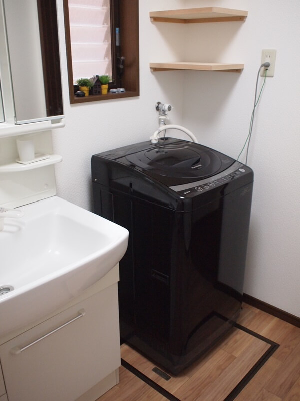 洗面所の洗濯機上に固定棚を設置（２期）