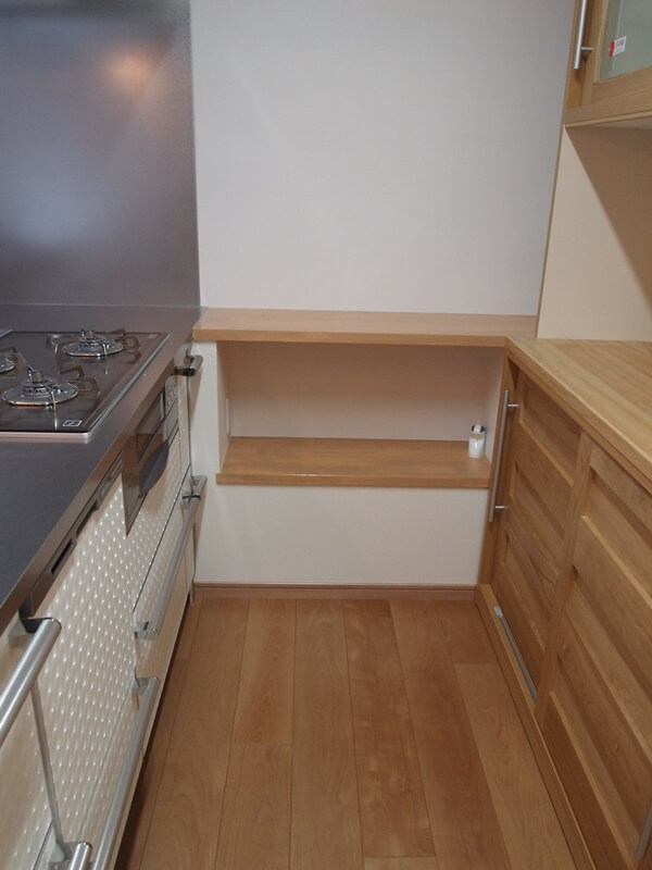 キッチン横に配管を通して、上部を収納、作業スペースに
