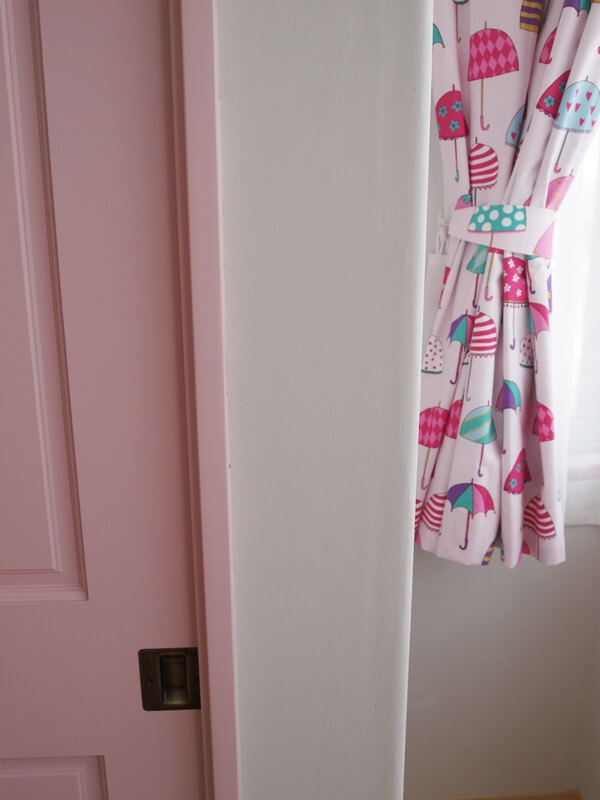 ピンクの収納扉とカーテン