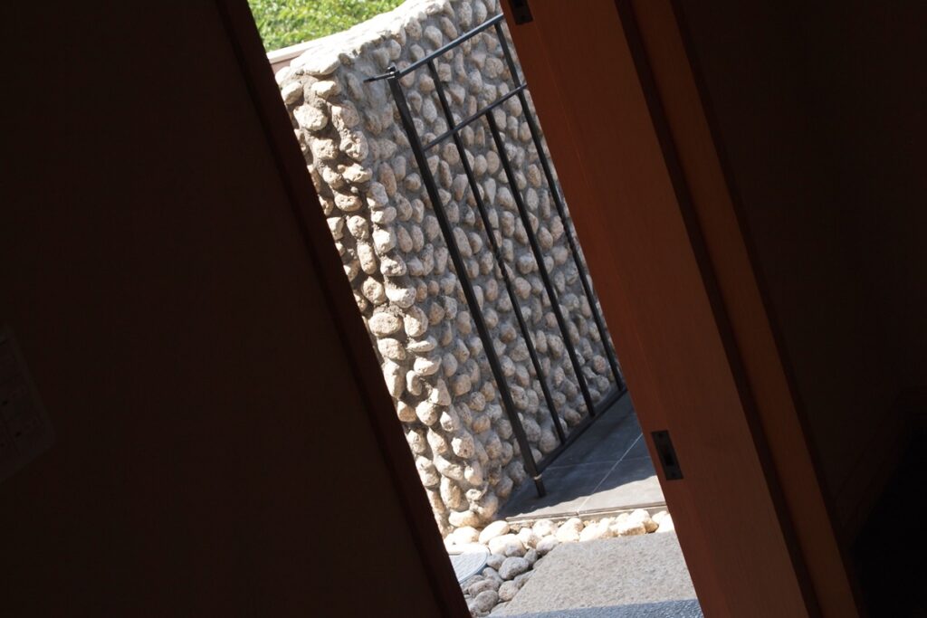 玄関ドアから見たオリジナルの鉄の門扉