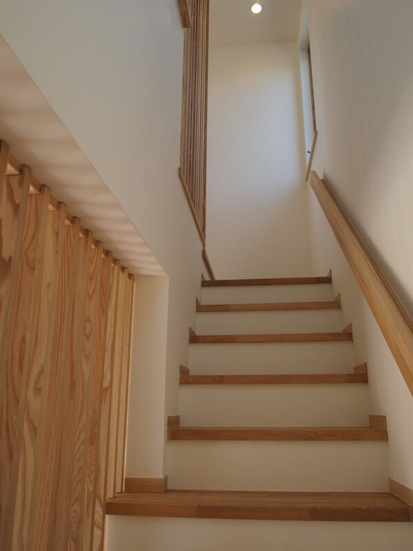 階段を上がると２階にも格子が設けられています