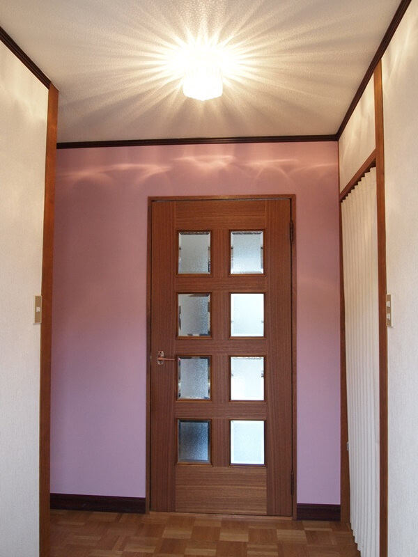 玄関のレトロな照明の光が上品に照らされます
