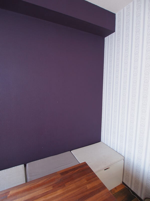 壁紙、ペイントした紫色の壁と合うようなベンチクッション