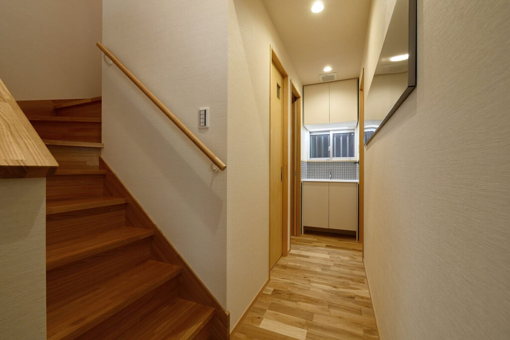 階段と１階廊下