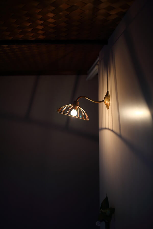 Atelier Key-menの照明を灯した玄関