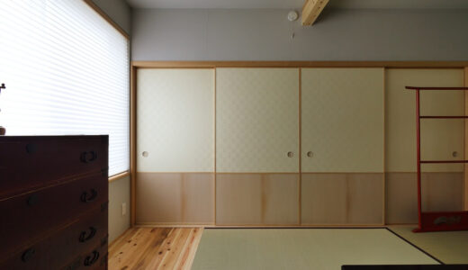 欄間を移設し、京からかみの襖のを設けた玄関横の和室