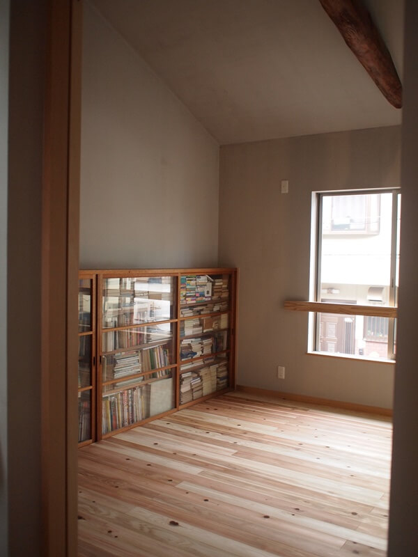 リノベーション前の家に設けられていた本棚を活かしました