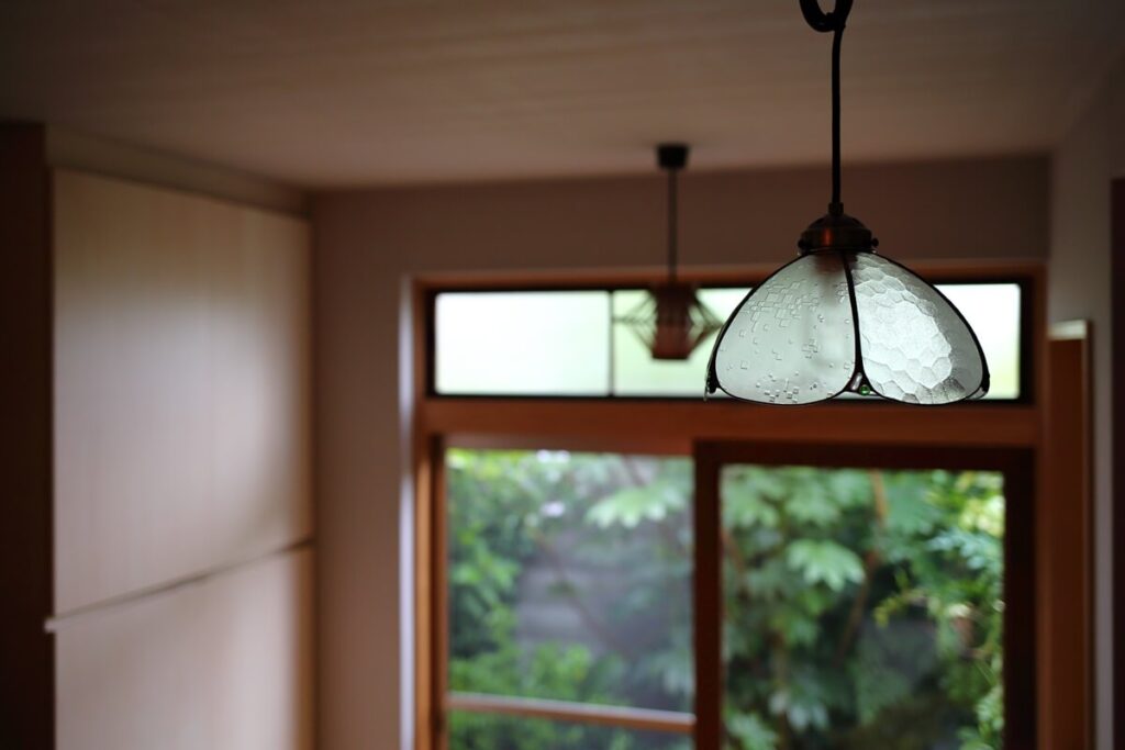 照明は古い家で使っていた扉のガラスで製作
