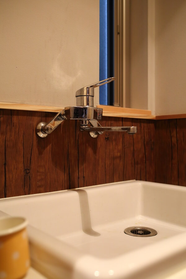 洗面台のスペースをコンパクトにするために壁付水栓を利用