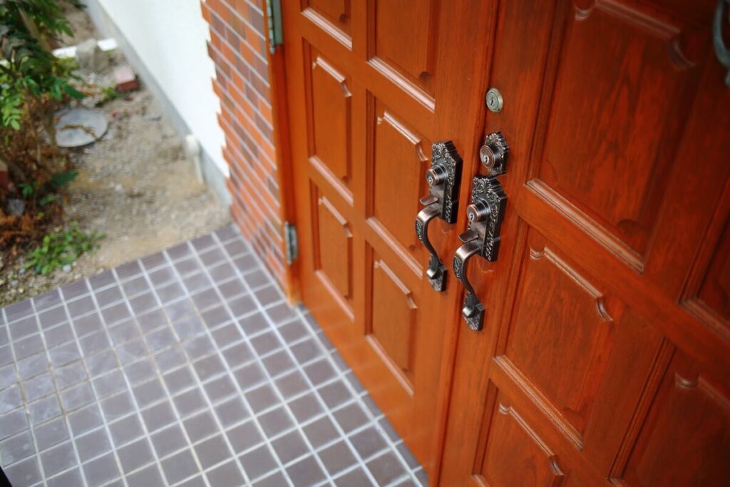 重厚感のある玄関扉は元の家の物を使用