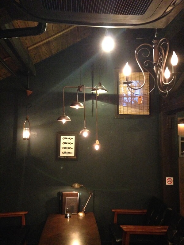濃い壁のカフェ空間と照明