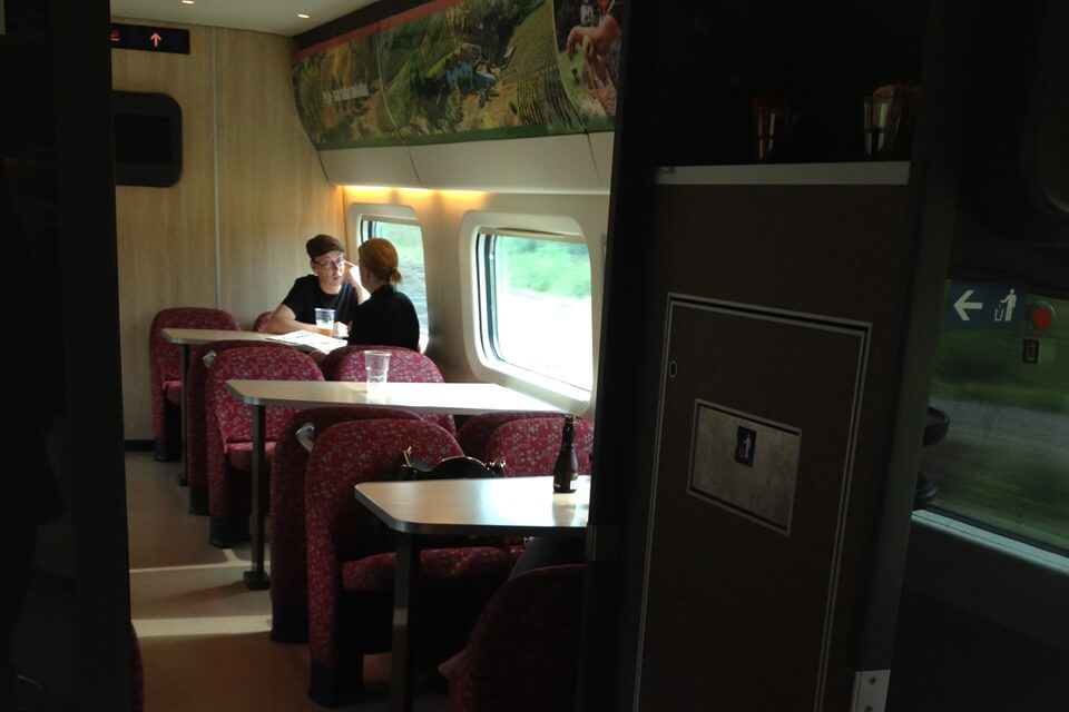 フィンランドの電車、食堂車にて