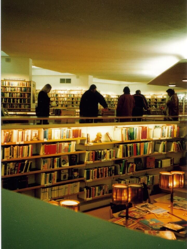 フロアの高低差を利用して居心地の良い空間をつくるロヴァニエミの図書館