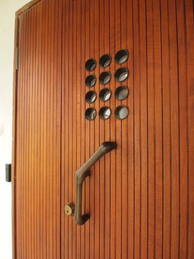 マイレア邸の玄関ドアの取っ手は枝みたいなデザイン