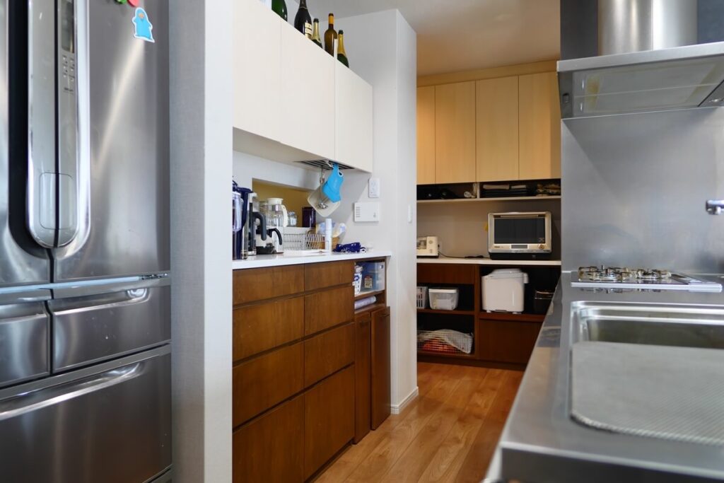 他のLDK家具とデザイン統一したキッチン背面収納