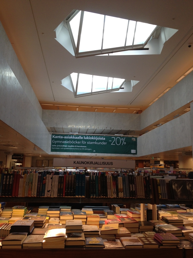 自然光を取り込むアカデミア書店の天窓