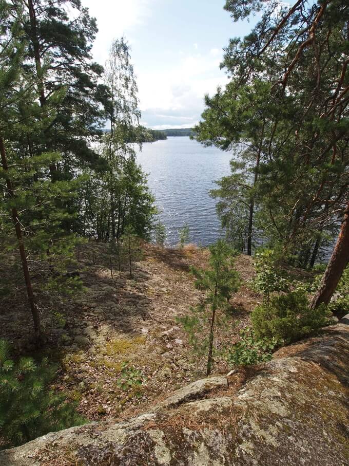 フィンランドの人たちは夏の間、森と湖で過ごす時間を大切にしている