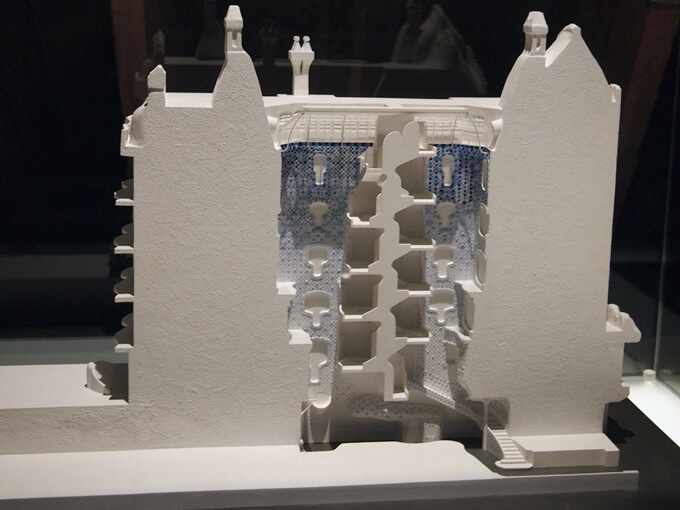カサ・バトリョの吹抜け階段室の模型