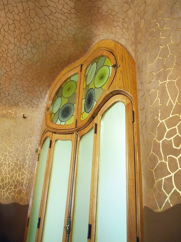 カサ・バトリョの緑系のステンドグラスを使用している扉