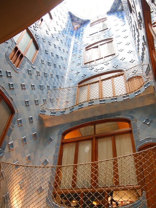 カサ・バトリョ階段室のブルーの壁
