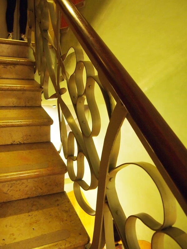 カサ・ミラ住居フロアに降りる階段