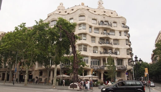 波打つ姿のバルセロナの「カサ・ミラ」ガウディ最高傑作の住宅