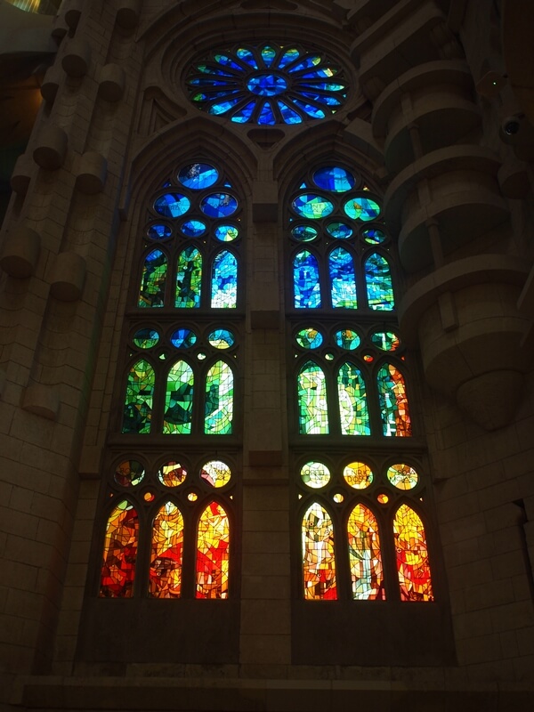 サグラダファミリア教会の世界のあらゆる光を見せてくれるステンドグラス