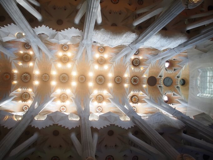 シュロの葉をモチーフにしたサグラダファミリア教会の美しい天井