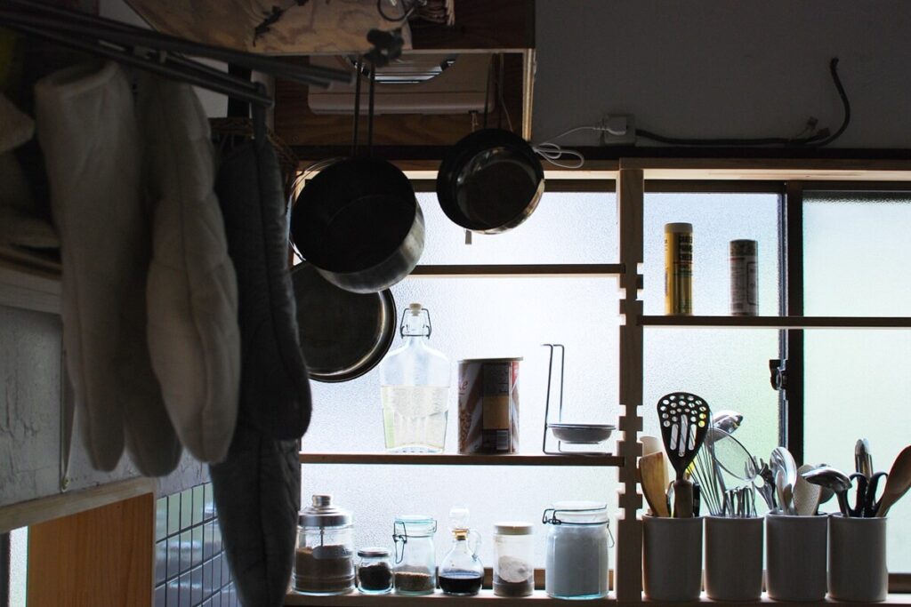飾ることや、使いやすさを考えオープン棚を多用したキッチン