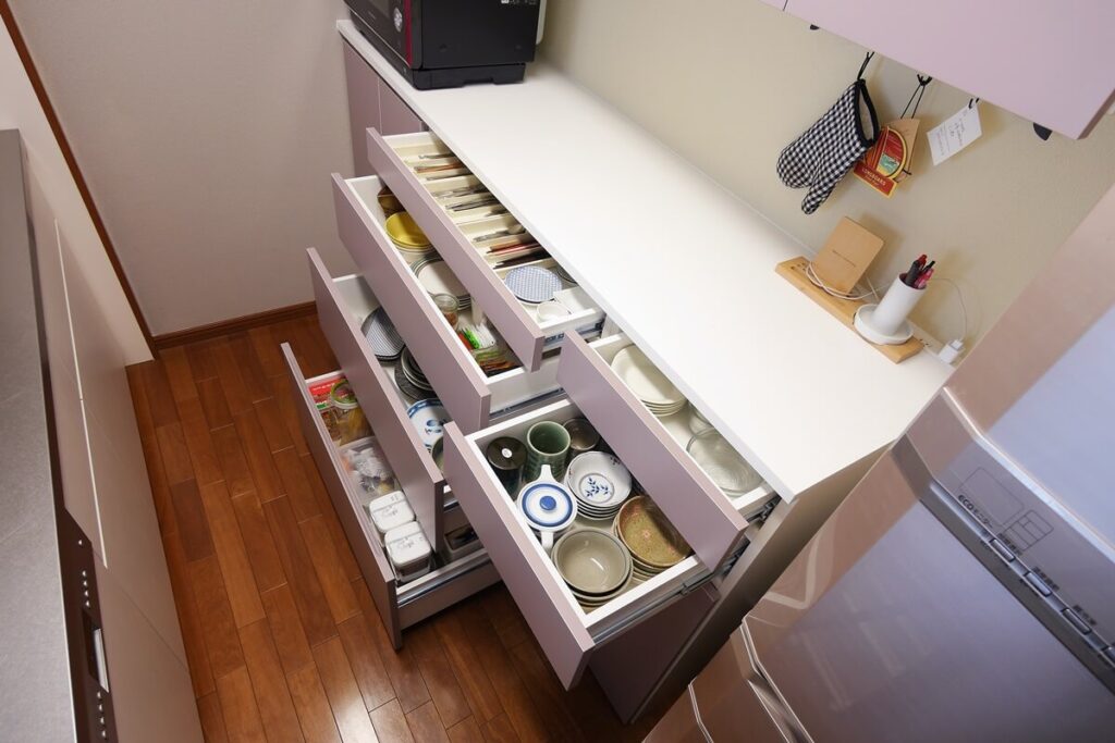 収納量や使いやすさを考えて細かく高さ設定したキッチン背面収納