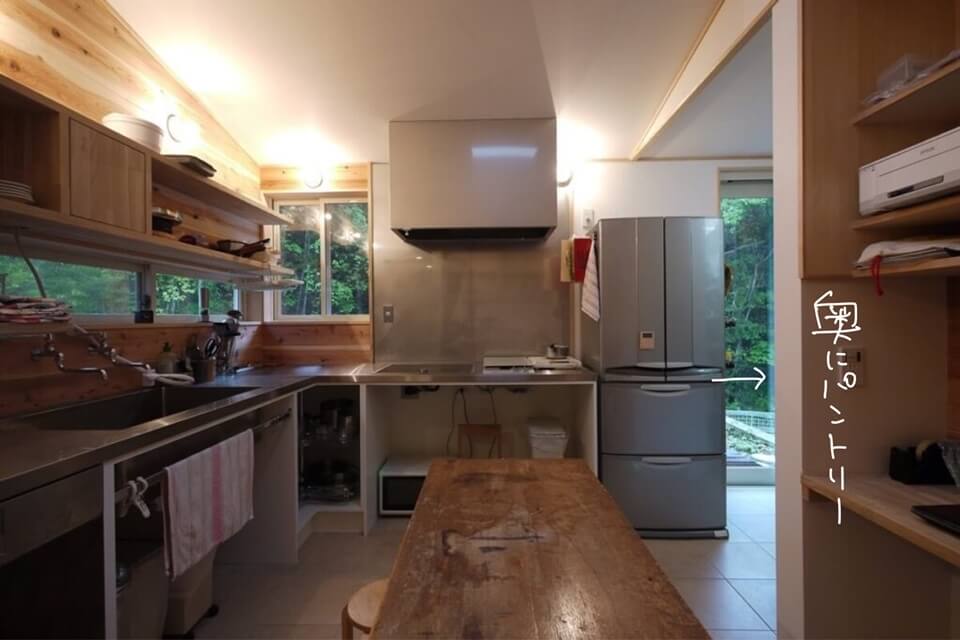 見えにくいキッチン奥側、かつパントリー隣に冷蔵庫を設置02