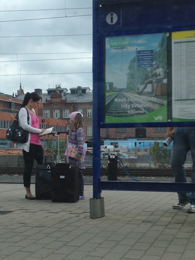 フィンランドの駅で見かけた旅する親子