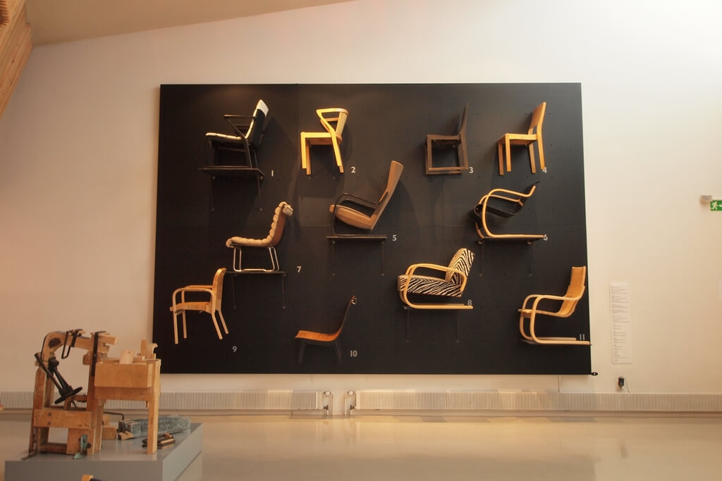 アアルトミュージアムに展示される曲木の椅子